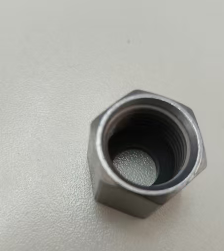 发动机油管螺母